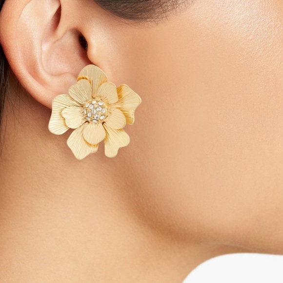 Elegant Gold Flower Earrings - Picture 1 of 3